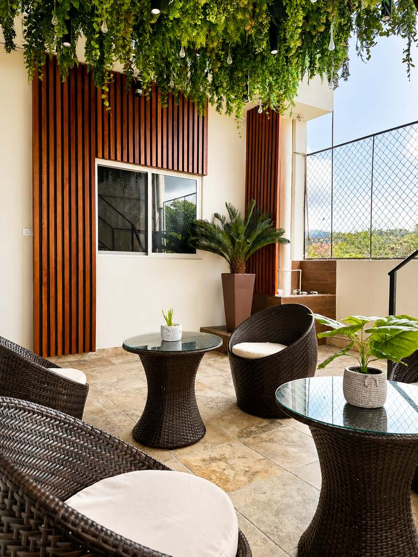 Terraza del hotel con vegetación y mobiliario